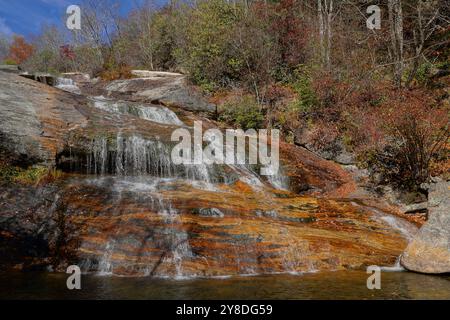 Graveyard Fields Lower Falls entlang des Blue Ridge Parkway in North Carolina im Herbst Stockfoto