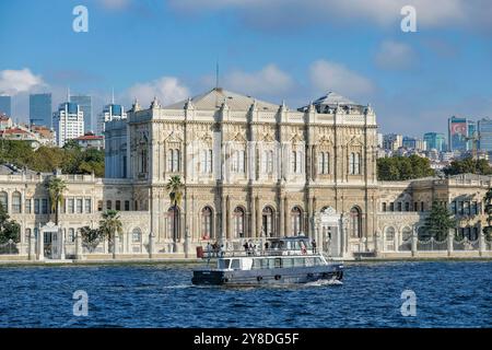 Istanbul, Türkei – 27. September 2024: Der Dolmabahce-Palast war der erste europäische Palast im neobarocken Stil in Istanbul, Türkei. Stockfoto