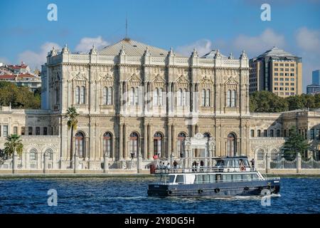 Istanbul, Türkei – 27. September 2024: Der Dolmabahce-Palast war der erste europäische Palast im neobarocken Stil in Istanbul, Türkei. Stockfoto