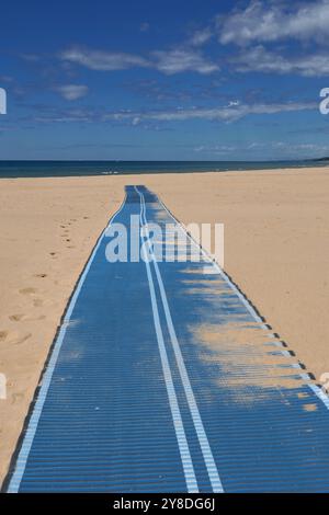 Gummimatten verbessern den Zugang zum Strand für Kinderwagen und Rollstühle Stockfoto