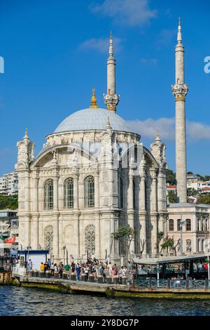 Istanbul, Türkei - 27. September 2024: Die Ortakoy-Moschee oder Mecidiye-Moschee befindet sich am westlichen Ufer des Bosporus im Ortakoy, Istanbul. Stockfoto