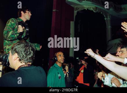 Oasis, britische Rock-n-Roll-Band, die bei Sheperd's Bush Empire im Rahmen der 10 Years of Noise and Confusion Tour in London, England, am 7. Oktober 2001 spielt Stockfoto