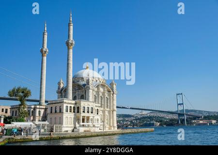 Istanbul, Türkei - 27. September 2024: Die Ortakoy-Moschee oder Mecidiye-Moschee befindet sich am westlichen Ufer des Bosporus im Ortakoy, Istanbul. Stockfoto