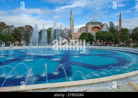 Istanbul, Türkei – 30. September 2024: Hagia Sophia ist eine ehemalige griechisch-orthodoxe christliche Patriarchalbasilika, später eine kaiserliche Moschee in Istanbul. Stockfoto