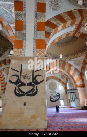 Edirne, Türkei – 1. Oktober 2024: Die Alte Moschee, auch bekannt als große Moschee, ist eine osmanische Moschee aus dem frühen 15. Jahrhundert in Edirne, Türkei. Stockfoto