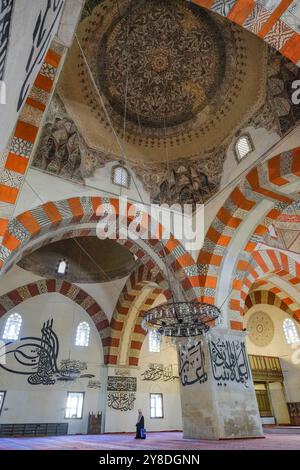 Edirne, Türkei – 1. Oktober 2024: Die Alte Moschee, auch bekannt als große Moschee, ist eine osmanische Moschee aus dem frühen 15. Jahrhundert in Edirne, Türkei. Stockfoto