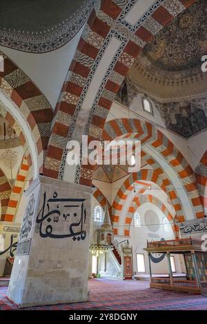 Edirne, Türkei – 1. Oktober 2024: Die Alte Moschee, auch bekannt als große Moschee, ist eine osmanische Moschee aus dem frühen 15. Jahrhundert in Edirne, Türkei. Stockfoto