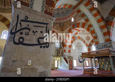 Edirne, Türkei – 1. Oktober 2024: Die Alte Moschee, auch bekannt als große Moschee, ist eine osmanische Moschee aus dem frühen 15. Jahrhundert in Edirne, Türkei. Stockfoto