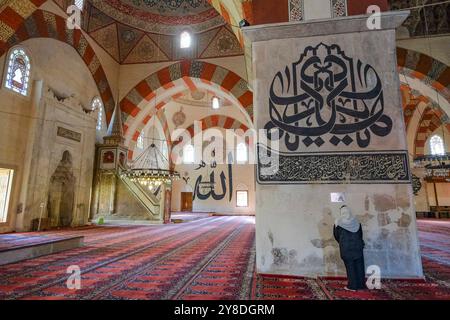 Edirne, Türkei – 1. Oktober 2024: Die Alte Moschee, auch bekannt als große Moschee, ist eine osmanische Moschee aus dem frühen 15. Jahrhundert in Edirne, Türkei. Stockfoto