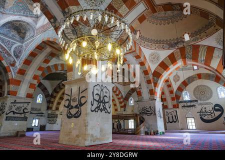 Edirne, Türkei – 1. Oktober 2024: Die Alte Moschee, auch bekannt als große Moschee, ist eine osmanische Moschee aus dem frühen 15. Jahrhundert in Edirne, Türkei. Stockfoto