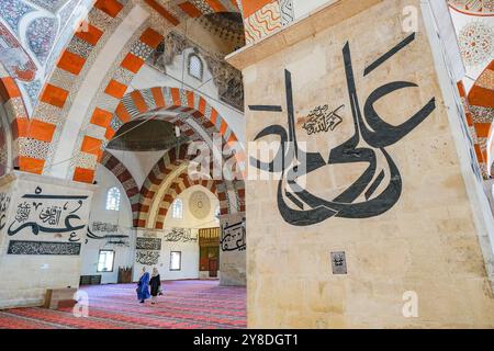 Edirne, Türkei – 1. Oktober 2024: Die Alte Moschee, auch bekannt als große Moschee, ist eine osmanische Moschee aus dem frühen 15. Jahrhundert in Edirne, Türkei. Stockfoto