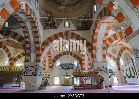 Edirne, Türkei – 1. Oktober 2024: Die Alte Moschee, auch bekannt als große Moschee, ist eine osmanische Moschee aus dem frühen 15. Jahrhundert in Edirne, Türkei. Stockfoto