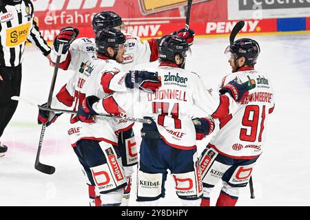 Eishockey DEL2 - 24/25 - 8. Spieltag: Krefeld Pinguine vs EHC Freiburg am 04.10.2024 in der Yayla Arena in Krefeld Torjubel der Freiburger nach dem Ausgleich Foto: Osnapix Stockfoto