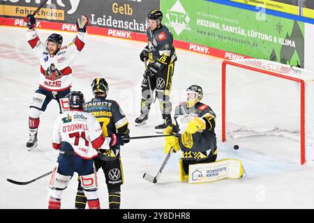 Eishockey DEL2 - 24/25 - 8. Spieltag: Krefeld Pinguine vs EHC Freiburg am 04.10.2024 in der Yayla Arena in Krefeld Torjubel der Freiburger nach dem Ausgleich Foto: Osnapix Stockfoto