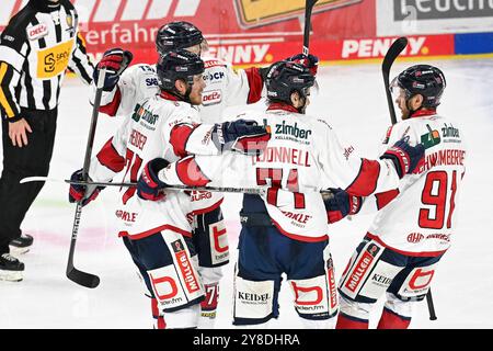 Eishockey DEL2 - 24/25 - 8. Spieltag: Krefeld Pinguine vs EHC Freiburg am 04.10.2024 in der Yayla Arena in Krefeld Torjubel der Freiburger nach dem Ausgleich Foto: Osnapix Stockfoto