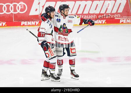 Eishockey DEL2 - 24/25 - 8. Spieltag: Krefeld Pinguine vs EHC Freiburg am 04.10.2024 in der Yayla Arena in Krefeld Torjubel der Freiburger nach dem Ausgleich hier Freiburgs Petr Heider ( Nr.77) und Freiburgs Calvin Pokorny ( Nr.79) Foto: Osnapix Stockfoto