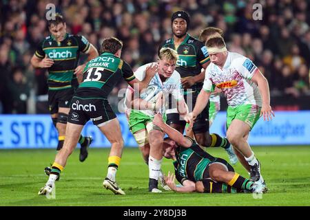 Harlequins’ Jack Kenningham (Mitte) wird von George Furbank und Fraser Dingwall der Northampton Saints während des Gallagher Premiership Matches im Cinch Stadium in Franklin's Gardens in Northampton angegriffen. Bilddatum: Freitag, 4. Oktober 2024. Stockfoto