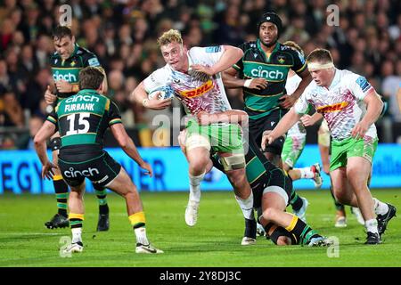 Harlequins’ Jack Kenningham (Mitte) wird von George Furbank und Fraser Dingwall der Northampton Saints während des Gallagher Premiership Matches im Cinch Stadium in Franklin's Gardens in Northampton angegriffen. Bilddatum: Freitag, 4. Oktober 2024. Stockfoto