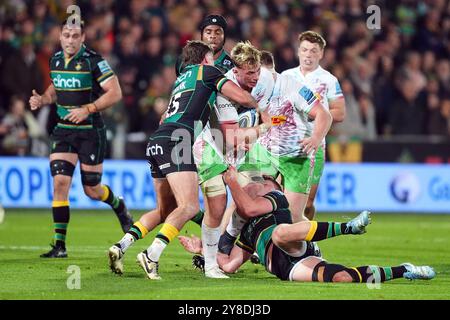 Harlequins’ Jack Kenningham (Mitte) wird von George Furbank und Fraser Dingwall der Northampton Saints während des Gallagher Premiership Matches im Cinch Stadium in Franklin's Gardens in Northampton angegriffen. Bilddatum: Freitag, 4. Oktober 2024. Stockfoto