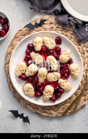 Portion Lazy Klößchen Vareniki Schädel mit Kirschsauce für Halloween Stockfoto