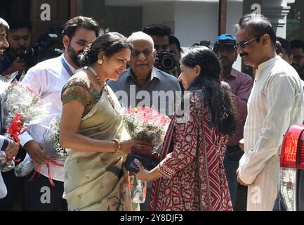 Neu-Delhi, Indien. Oktober 2024. NEW DELHI, INDIEN - 4. OKTOBER: sunita Kejriwal, Ehefrau des ehemaligen indischen Ministerpräsidenten Arvind Kejriwal, kommt am Freitag, 4. Oktober 2024, wegen eines Verschiebens des neuen Bangalow-Hauses in New Delhi, Indien. (Foto: Sonu Mehta/Hindustan Times/SIPA USA) Credit: SIPA USA/Alamy Live News Stockfoto