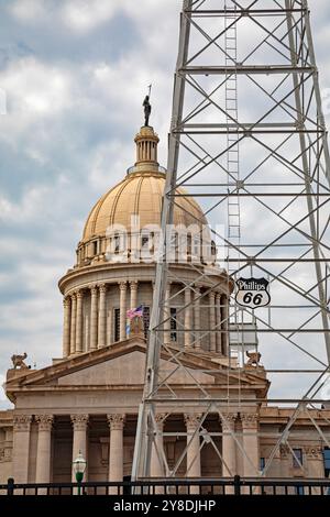 Oklahoma City, Oklahoma - Ein Phillips 66 Ölbohrturm vor dem Kapitolgebäude des Bundesstaates Oklahoma. Stockfoto