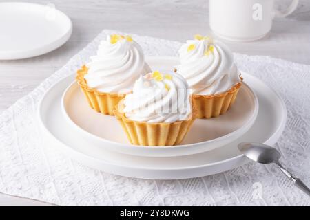 Körbe mit Proteincreme auf einem weißen Tisch Stockfoto