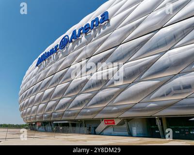 München, Deutschland - 13. August 2024. Allianz Arena in München, Außenansicht, blauer Himmel. Stockfoto