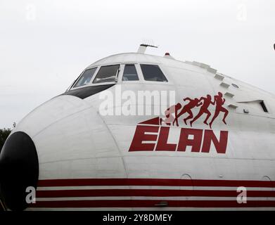 Armstrong Whitworth Argosy 100, 101, von Elan Air Ltd Hisotrisches zweiseitiges Frachtflugzeug im East Midlands Aeropark. UK Stockfoto