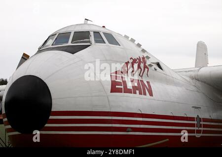 Armstrong Whitworth Argosy 100, 101, von Elan Air Ltd Hisotrisches zweiseitiges Frachtflugzeug im East Midlands Aeropark. UK Stockfoto