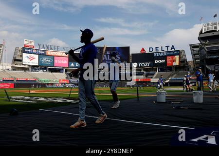 Bronx, Usa. Oktober 2024. Die Spieler der Kansas City Royals nehmen am Freitag, den 4. Oktober 2024, in New York City im ALDS im Yankee Stadium ein Batting-Training vor, bevor sie die New York Yankees spielen. Foto: John Angelillo/UPI Credit: UPI/Alamy Live News Stockfoto