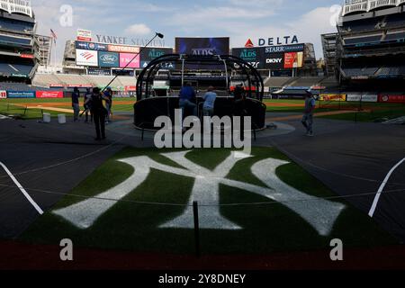 Bronx, Usa. Oktober 2024. Die Spieler der Kansas City Royals nehmen am Freitag, den 4. Oktober 2024, in New York City im ALDS im Yankee Stadium ein Batting-Training vor, bevor sie die New York Yankees spielen. Foto: John Angelillo/UPI Credit: UPI/Alamy Live News Stockfoto