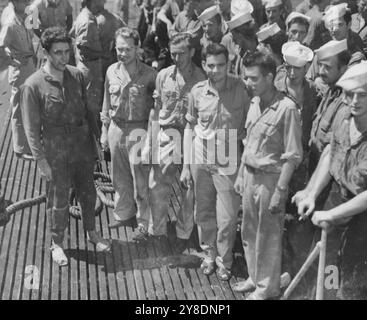 Los Negros, überlebende Offiziere der 13th AAF Consolidated B-24 'Liberators' der 394th Bomb Squadron, 5th Bomb Group, die über Yap Island in der Caroline Group abgeschossen wurden, posieren mit der Besatzung des U-Bootes, das sie gerettet hat, um 1944 Stockfoto