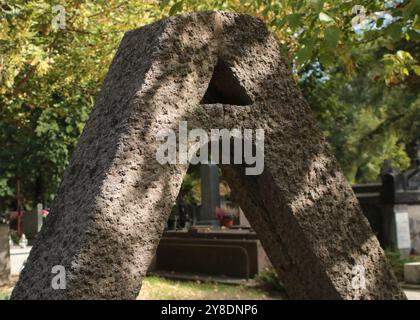 Cmentarz Rakowicki W Krakowie, Rakowicki Friedhof in Krakau, Polen, Allerheiligen Tag, Buchstabe Ein geformtes Denkmal oder Grabstein, Zaduszki Stockfoto