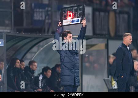 Helmond, Niederlande. Oktober 2024. HELMOND, NIEDERLANDE - 4. OKTOBER: Der vierte offizielle Daniel Drost während des niederländischen Keuken Kampioen Divisie-Spiels zwischen Helmond Sport und Jong Ajax im Lavans Stadion am 4. Oktober 2024 in Helmond, Niederlande. (Foto von Joris Verwijst/Orange Pictures) Credit: Orange Pics BV/Alamy Live News Stockfoto