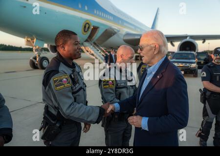 Morrisville, Usa. Oktober 2024. U. US-Präsident Joe Biden begrüßt die Motorradpolizei, bevor er am 2. Oktober 2024 in Morrisville, North Carolina an Bord der Air Force One am Raleigh-Durham International Airport geht. Quelle: Adam Schultz/White House Photo/Alamy Live News Stockfoto