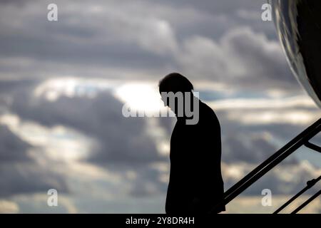 Morrisville, Usa. Oktober 2024. U. US-Präsident Joe Biden verlässt die Air Force One bei Ankunft am Raleigh-Durham International Airport am 2. Oktober 2024 in Morrisville, North Carolina. Quelle: Adam Schultz/White House Photo/Alamy Live News Stockfoto