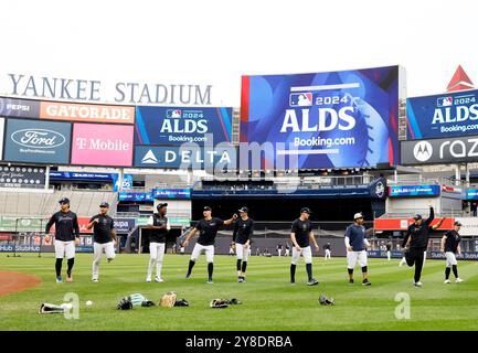 Bronx, Usa. Oktober 2024. Die Spieler der New York Yankees wärmen sich im Batting-Training auf dem Spielfeld auf, bevor sie am Freitag, den 4. Oktober 2024 in New York City im ALDS im Yankee Stadium gegen die Kansas City Royals spielen. Foto: John Angelillo/UPI Credit: UPI/Alamy Live News Stockfoto