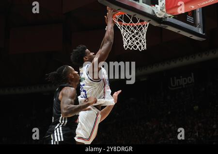 Dan Oturu (Efes Istanbul) während des Basketball-Euroleague-Spiels zwischen Virtus Segafredo Bologna und Anadolu Efes Istanbul in der Unipol Arena, Casalecchio (Bologna), Italien, 04. Oktober 2024 - Foto: Michele Nucci Credit: Independent Photo Agency Srl/Alamy Live News Stockfoto