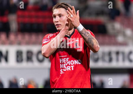 Helmond, Niederlande. Oktober 2024. HELMOND, NIEDERLANDE - 4. OKTOBER: Dario sitzt von Helmond Sport und applaudiert den Fans beim niederländischen Keuken Kampioen Divisie Spiel zwischen Helmond Sport und Jong Ajax im Lavans Stadion am 4. Oktober 2024 in Helmond, Niederlande. (Foto von Joris Verwijst/Orange Pictures) Credit: Orange Pics BV/Alamy Live News Stockfoto