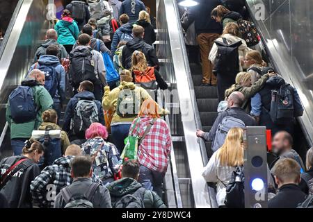 Öffentlicher Personennahverkehr unter der Erde BEARBEITET LT. DSGVO: Ansicht von dem großen und stark frequentierten U-Bahnhof der Ruhrbahn am Essener Hauptbahnhof mit zahlreichen Fahrgästen auf den Bahnsteigen Essen Nordrhein-Westfalen Deutschland U-Bahn *** Nahverkehr U-Bahn BEARBEITET LT DSGVO Ansicht des großen und stark frequentierten U-Bahnhofs Ruhrbahn am Essener Hauptbahnhof mit zahlreichen Fahrgästen auf den Bahnsteigen Essen Nordrhein-Westfalen Deutschland U-Bahn Stockfoto