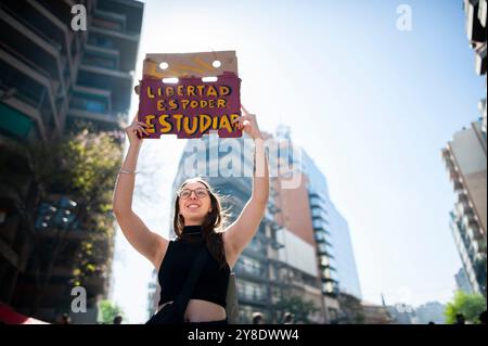 Cordoba Capital, Cordoba, ARGENTINIEN. Oktober 2024. Hunderttausende von Bürgern - Studenten, Lehrer, Hochschulpersonal sowie Gewerkschaften, Politiker und soziale Organisationen - demonstrierten auf dem Bundesuniversitätsmarsch durch die Straßen des ganzen Landes, um die öffentliche Hochschulbildung zu verteidigen und gegen die Politik der Exekutive in diesem Bereich zu verstoßen. (Kreditbild: © Daniel Bustos/ZUMA Press Wire) NUR REDAKTIONELLE VERWENDUNG! Nicht für kommerzielle ZWECKE! Stockfoto