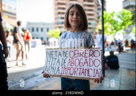 Cordoba Capital, Cordoba, ARGENTINIEN. Oktober 2024. Hunderttausende von Bürgern - Studenten, Lehrer, Hochschulpersonal sowie Gewerkschaften, Politiker und soziale Organisationen - demonstrierten auf dem Bundesuniversitätsmarsch durch die Straßen des ganzen Landes, um die öffentliche Hochschulbildung zu verteidigen und gegen die Politik der Exekutive in diesem Bereich zu verstoßen. (Kreditbild: © Daniel Bustos/ZUMA Press Wire) NUR REDAKTIONELLE VERWENDUNG! Nicht für kommerzielle ZWECKE! Stockfoto