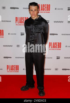 London, Großbritannien. Oktober 2024. Yungblud nimmt an der britischen Premiere von „Placebo: The Search for Sinning“ am Vue Leicester Square in London Teil. (Foto: Mario Mitsis/SOPA Images/SIPA USA) Credit: SIPA USA/Alamy Live News Stockfoto