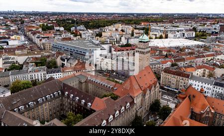 Drohnenansicht vom Rathaus Neukölln und die Achse der Karl-Marx-Straße in Berlin Neukölln am 27. September 2024. Drohnenbilder von Neukölln *** Drohnenansicht des Neuköllner Rathauses und der Achse der Karl-Marx-Straße in Berlin Neukölln am 27. September 2024 Drohnenbilder von Neukölln Stockfoto