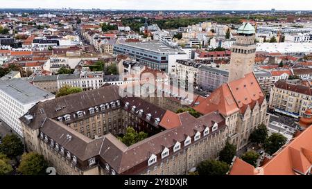 Drohnenansicht vom Rathaus Neukölln und die Achse der Karl-Marx-Straße in Berlin Neukölln am 27. September 2024. Drohnenbilder von Neukölln *** Drohnenansicht des Neuköllner Rathauses und der Achse der Karl-Marx-Straße in Berlin Neukölln am 27. September 2024 Drohnenbilder von Neukölln Stockfoto