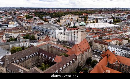 Drohnenansicht vom Rathaus Neukölln und die Achse der Karl-Marx-Straße in Berlin Neukölln am 27. September 2024. Drohnenbilder von Neukölln *** Drohnenansicht des Neuköllner Rathauses und der Achse der Karl-Marx-Straße in Berlin Neukölln am 27. September 2024 Drohnenbilder von Neukölln Stockfoto