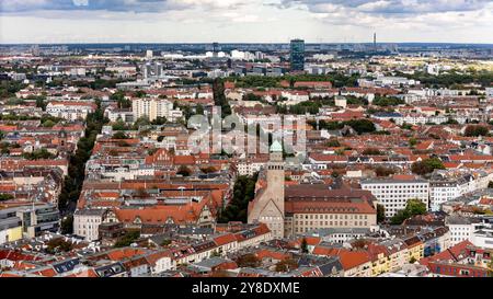 Drohnenansicht vom Rollbergkiez in Richtung Nord-Ost mit der Karl-Marx-Straße und das Rathaus Neukölln C und Treptow in Berlin am 27. September 2024. Drohnenbilder von Neukölln *** Drohnenansicht von Rollbergkiez in Nordostrichtung mit Karl-Marx-Straße und dem Rathaus Neukölln C und Treptow in Berlin am 27. September 2024 Drohnenbilder von Neukölln Stockfoto