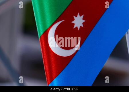 Die Nationalflagge Aserbaidschans ist eine horizontale Dreikollektion mit drei gleich großen Balken in hellblau, rot und grün; eine weiße Halbmond; A Stockfoto