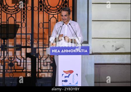 Regierende Partei der Neuen Demokratie feiert 50-jähriges Bestehen der griechische Premierminister Kyriakos Mitsotakis spricht während der Feier des 50-jährigen Bestehens der regierenden Partei neue Demokratie mit Unterstützern. Athen Griechenland Copyright: XNicolasxKoutsokostasxNicolasxKoutsokostasx DSC 202410040267 Stockfoto